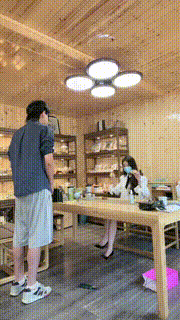 【沅芷大人】下跪玩扯线木偶-户外遛狗 JS23070302