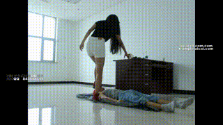 超漂亮【天依女主】运动鞋踩贱狗下体身体！