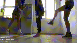 2人の肉糸美脚の足で顔を蹴った