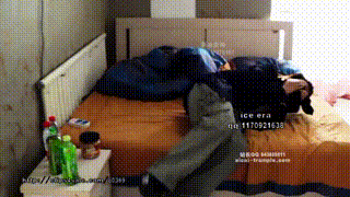 偷闻老婆一个月没洗的臭丝袜后被发现沦为老婆的脚奴