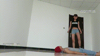 00后女主丝袜嘟嘴强迫吞咽虐踩下面！