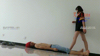 【00后天使女主】肉丝踩头踏步踩下体！