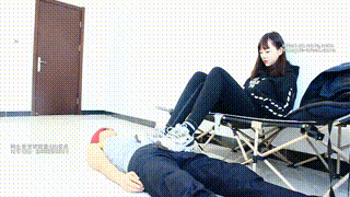 【跪舔】00后天使女主运动鞋底被运动鞋碾踩下体身体！