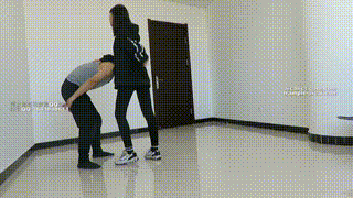 【00后天使女主】踢裆暴打贱狗逼迫其钻跨踩头羞辱！